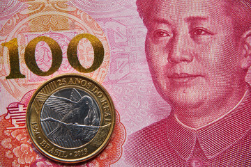 banknot chiński, 100 juanów, brazylijska moneta, Chinese banknote, 100 yuan, Brazilian coin - obrazy, fototapety, plakaty