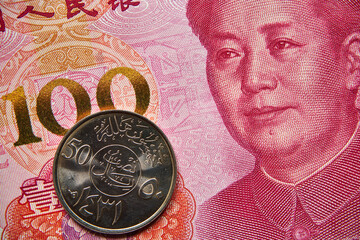 banknot chiński, 100 juanów ,saudyjska moneta, Chinese banknote, 100 yuan, Saudi coin - obrazy, fototapety, plakaty