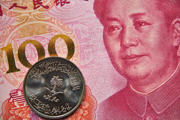 banknot chiński, 100 juanów, moneta saudyjska ,Chinese banknote, 100 yuan, Saudi coin - obrazy, fototapety, plakaty