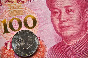 banknot chiński, 100 juanów,  moneta argentyńska ,Chinese banknote, 100 yuan, Argentine coin - obrazy, fototapety, plakaty