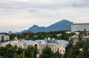 Obraz premium panoramic view of the historic city center with architecture among green trees and Mount Beshtau on the horizon on a cloudy summer day in Pyatigorsk Russia