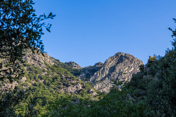 Vue sur les montages autour des Gorges de l'Héric peu après le lever du soleil