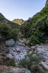Vue sur les Gorges de l'Héric et ses montages peu après le lever du soleil