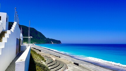 伊豆諸島新島の青い海の波打ち際
