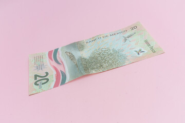 Nuevo billete de veinte pesos. 20 pesos de México sobre fondo rosa. 