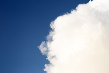 Obraz premium Blue sky background with cloud