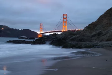 Photo sur Plexiglas Plage de Baker, San Francisco Golden Gate Bridge éclairé la nuit vue de Baker Beach à San Francisco