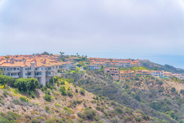 Obraz premium Apartment buildings on a mountain area of Laguna Niguel in California