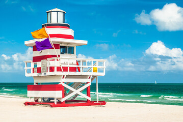 Fototapeta premium Jetty Lifeguard Tower in Miami