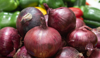 red onions and garlic on the market 