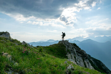 Fototapeta na wymiar Wanderer in den österreichischen Alpen