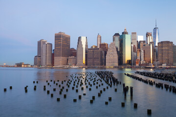 Obraz premium View of Manhattan skyline from Brooklyn Pier just before sunrise