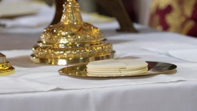 Hostias Eucaristia consagracion en templo iglesia catolica cristiana parroquia mesa altar para comunión