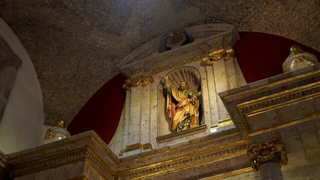 Templo parroquia cristiana nave principal imagen de san pedro apostol con cantera gris y detalles de oro