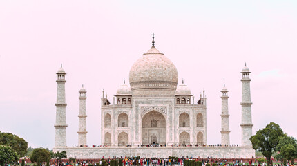 Obraz premium Taj Mahal, a marble mausoleum in the city of Agra, India.