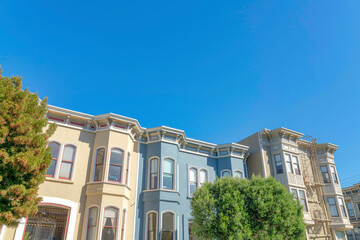 Fototapeta premium Complex townhouses with bow windows in a low angle view in San Francisco, California