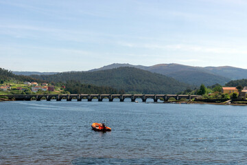 Ponte Nafonso. Puente sobre el río Tambre muy cerca de su desembocadura en el estuario de Noia y Muros. A Coruña, España.