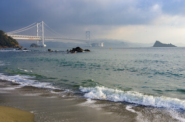 海の向こうにある島を結ぶ海にかかる橋と波