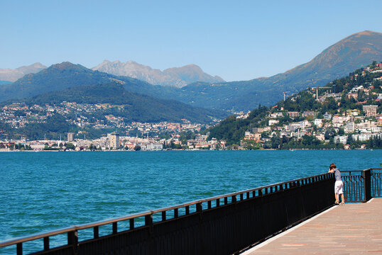 Panorama sulla città di Lugano da Campione d'Italia.