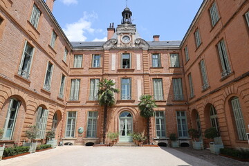 Naklejka premium La prefecture du Tarn et Garonne, vue de l'exterieur, ville de Montauban, département du Tarn et Garonne, France