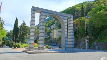 Obraz premium L'arco all'ingresso della cittadina di Campione d'Italia.