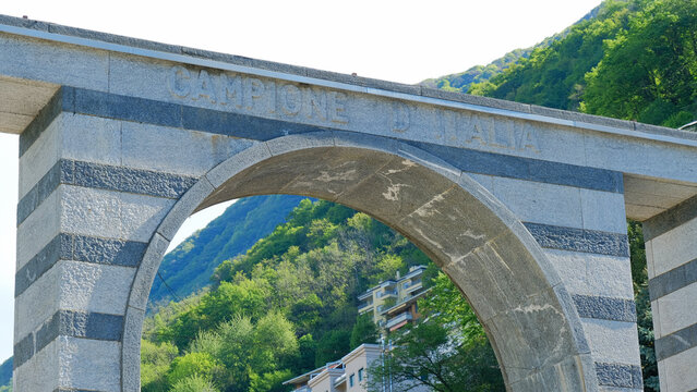 L'arco all'ingresso della cittadina di Campione d'Italia.