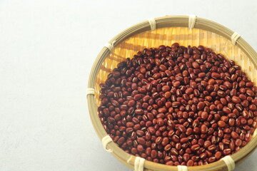 平ザルに盛られた小豆