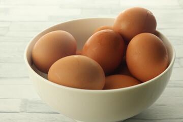 白ボウルに入った赤卵