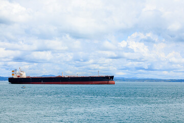 関門海峡を航海するタンカー