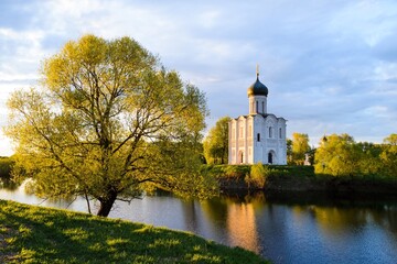 Obraz premium Church of the Intercession on the Nerl Церковь Покрова на Нерли, Боголюбово, город Владимир, Россия, золотое кольцо России