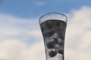 青空と氷水の入ったコップ