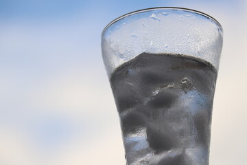 青空と冷えた水とコップの結露