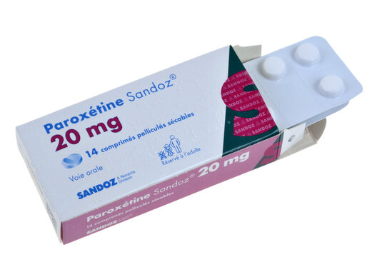 Bo&icirc;te de parox&eacute;tine avec un blister de m&eacute;dicaments en gros plan ur fond blanc