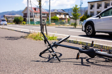 事故で道路に自転車が転んでいる　bicycle