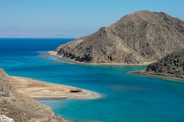 Obraz premium view from the beach in Sinai in Egypt with hills and mountains