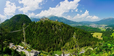 Panoramablick auf die Höhenburg Ehrenberg auf dem Bergrücken mit Hängeseilbrücke und...