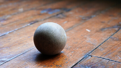 古い軟式テニスボール　球体　劣化ゴム