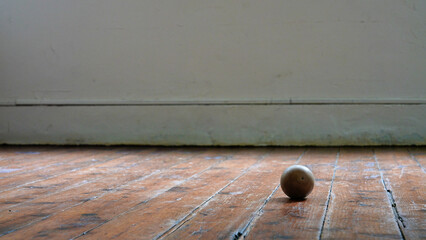 古い軟式テニスボール　球体　劣化ゴム