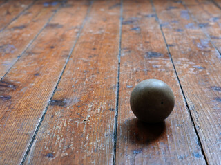 古い軟式テニスボール　球体　劣化ゴム