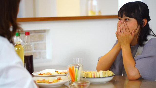 食事をする女性