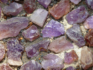 Ein Weg mit Amethyst gepflastert. Maissau, Niederösterreich