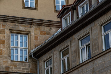 Fototapeta na wymiar Fenster und Dachgauben an einem Wohnhaus