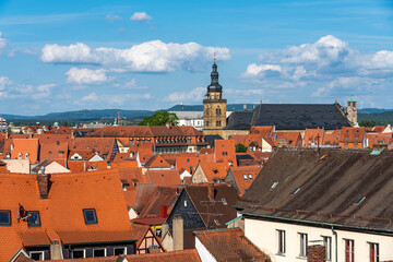 Blick über die Altstadt von Bamberg unter weiß-blauem Himmel