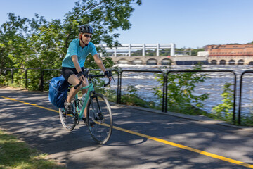 &Agrave; V&eacute;lo le long de la rivi&egrave;re des Prairies