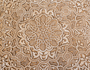 Hermoso diseño floral y abstracto de yeso cocido en los palacios nazaríes del conjunto histórico de la Alhambra de Granada, España