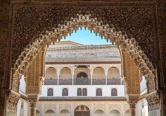 Patio de los Comares de estilo árabe en el conjunto histórico de la Alhambra en la ciudad de...
