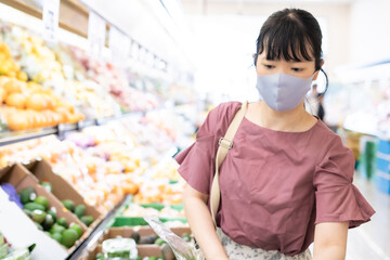 スーパーで買い物する女性