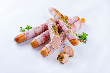 Traditionelle rohe Berner Bratwurst mit Käse und Schinken ummantelt angeboten als close-up auf weißem Hintergrund mit Textfreiraum 