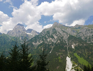 Obraz premium scenico ed evocativo panorama montuoso dolomitico in estate