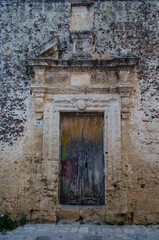 La porta di un palazzo storico a Giuliano di Lecce in Salento, Puglia